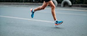 Läufer lauft mit Laufschuhen auf der Straße